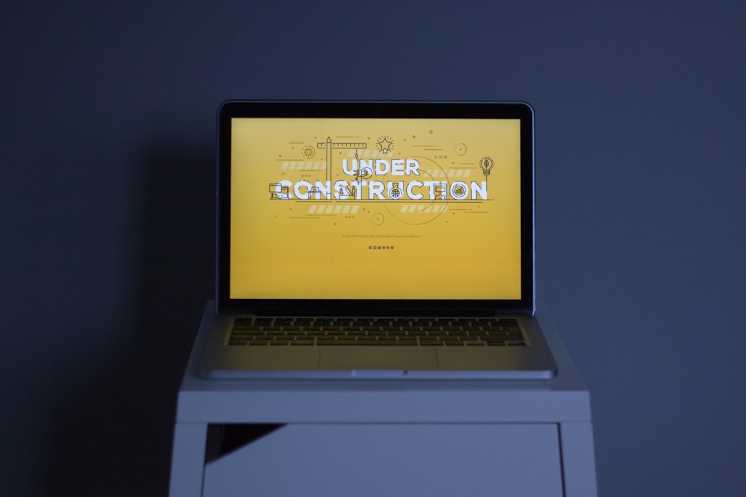 施工中頁面顯示在筆記本電腦上