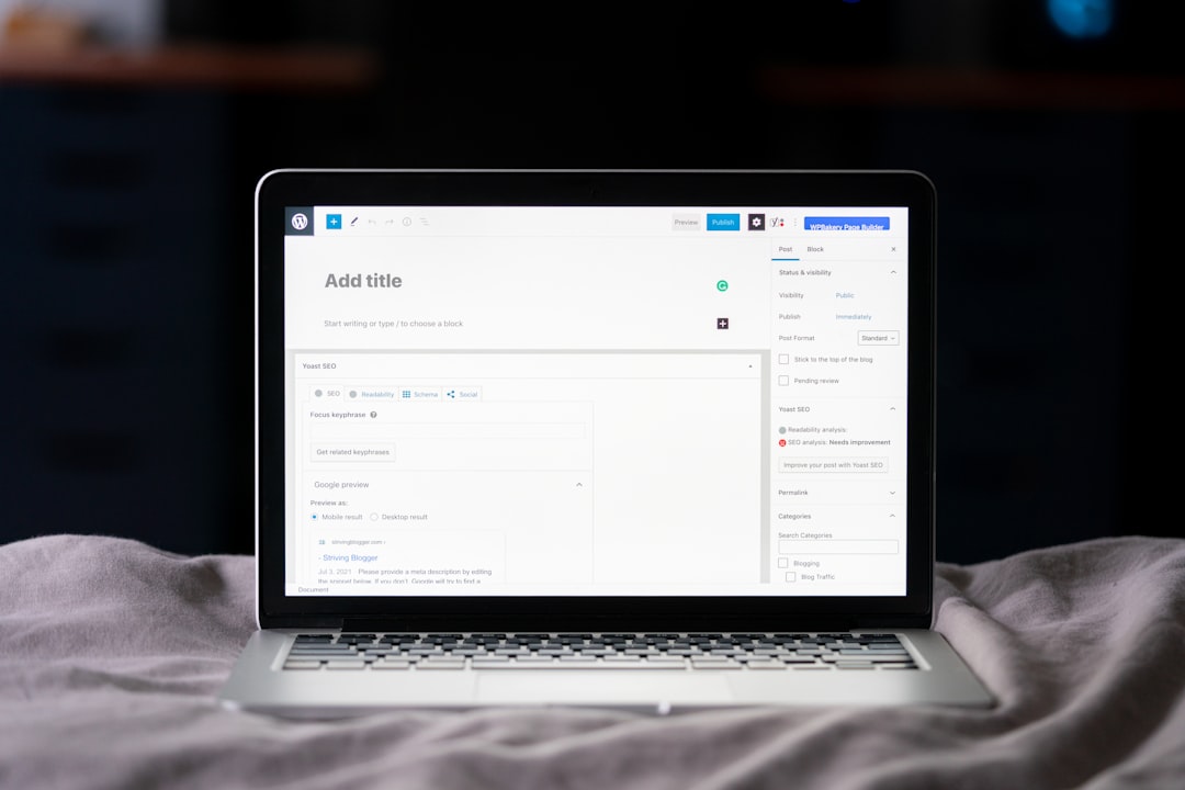 筆記型電腦螢幕上的文章編輯器